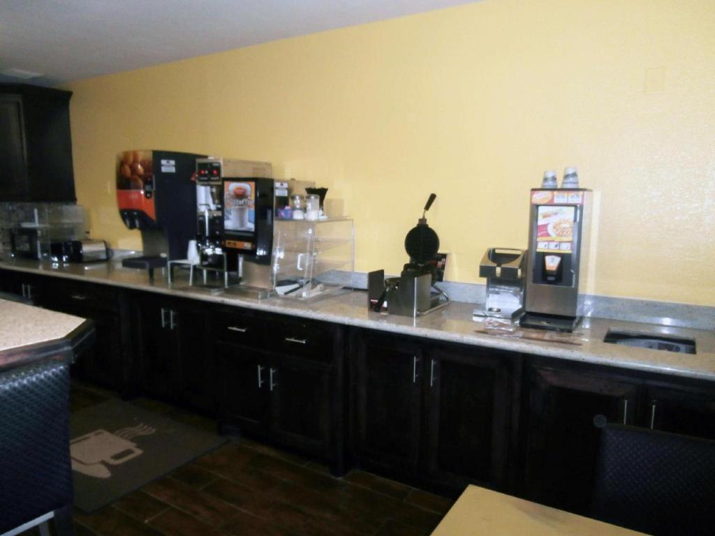Americas Best Value Inn & Suites Thief River Falls Dış mekan fotoğraf